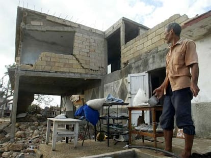 Un residente de La Habana, entre los restos de su hogar destruido por el huracán Wilma.