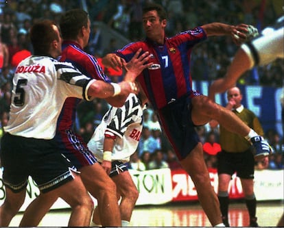 Balonmano. Final de la Copa de Europa. Badel Zagreb 23-Barcelona 30. En la foto, Iñaki Urdangarin dispara a puerta, el 19 de abril de 1997.