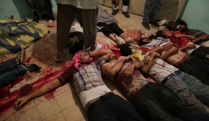 Cuerpos sin vida permanecen en la morgue de un hospital de El Cairo, 8 de julio de 2013. Al menos 51 personas perdieron la vida en los enfrentamientos entre los partidarios de Mohamed Morsi y miembros del ejército egipcio.