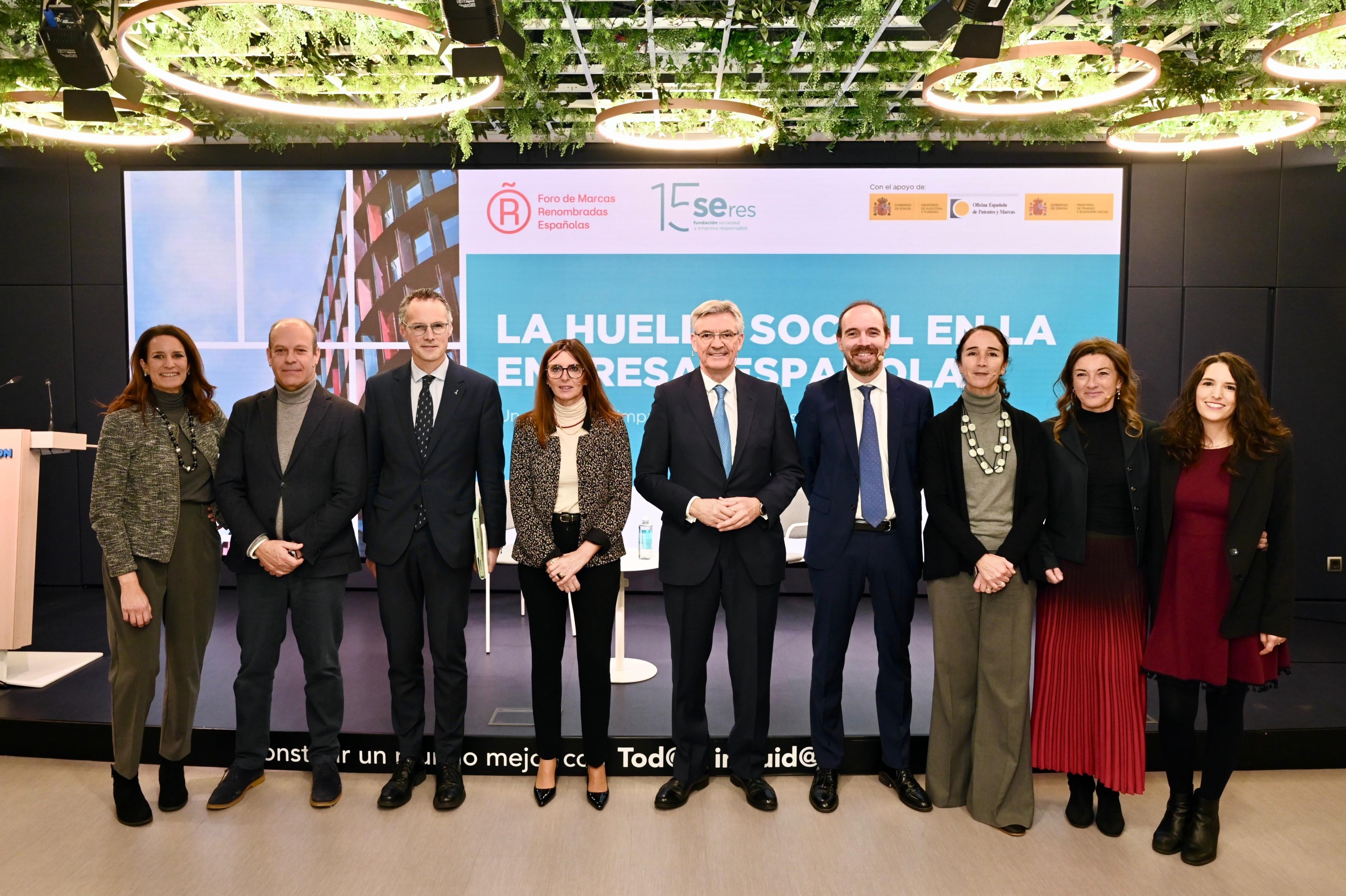 Foto de familia de la presentación del informe La huella social en la empresa española.