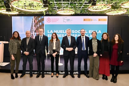 Foto de familia de la presentación del informe La huella social en la empresa española.