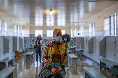 Robben Island (Sudáfrica). Fue un lugar terrible, una cárcel del Apartheid, pero se ha convertido en un monumento a la resiliencia del espíritu humano. Aquí estuvo encarcelado Nelson Mandela durante 27 largos años, pero mucho antes ya era una prisión (utilizada por la Compañía Holandesa de las Indias Orientales) y continuó albergando prisioneros hasta 1996 (cerró seis años después de la liberación de Mandela). Declarada desde 1999 patrimonio mundial de la Unesco, la isla se conserva como un monumento a su papel en la historia del Apartheid. Solo se puede visitar en un recorrido guiado que dura alrededor de cuatro horas, incluidos el viaje en ferri que sale de Nelson Mandela Gateway junto a la Torre del Reloj en el paseo marítimo de Ciudad del Cabo. Las visitas estándar, que tienen horarios de salida y regreso establecidos, incluyen un paseo por la antigua prisión (con visita a la celda de Mandela) y un viaje en autobús alrededor de la isla con comentarios sobre lugares destacados, incluida la cantera de cal en la que Mandela y muchos otros realizaron trabajos forzados; la casita donde Robert Sobukwe, líder del Congreso Panafricanista, estuvo recluido en régimen de aislamiento durante seis años; y la iglesia utilizada durante su período como colonia de leprosos. También hay una parada en el café Alpha 7 para disfrutar de una magnífica vista del continente y de Table Mountain.