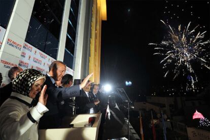 El primer ministro truco, y su esposa, saludan a los simpatizantes del AKP durante un acto de celebración por la victoria en las elecciones legislativas.