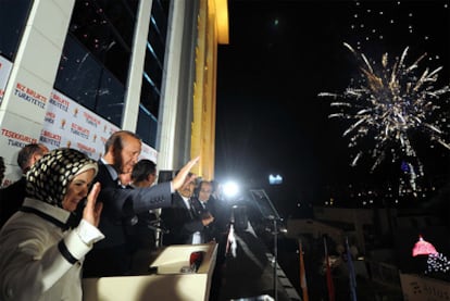 El primer ministro truco, y su esposa, saludan a los simpatizantes del AKP durante un acto de celebración por la victoria en las elecciones legislativas.