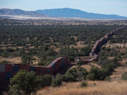 El muro de contenedores en la frontera de México y el Estado de Arizona, el pasado domingo.