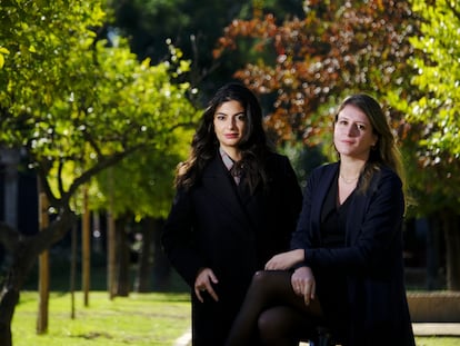 Mounia Akl (izquierda) y Clara Roquet, directora y coguionista de 'Costa Brava, Líbano' respectivamente, en los sevillanos Jardines de la Buhaira.