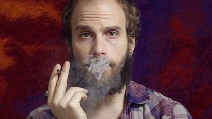 El protagonista de la serie de HBO 'High maintenance' es un 'millennial viejo' que es camello de marihuana y se traslada en bici por Nueva York. Estamos tan fastidiados que su trabajo parece hasta medio atractivo.