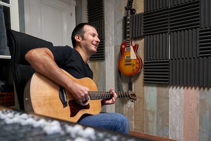 Diego compone una canción con su guitarra en una habitación insonorizada de su casa. La música se ha convertido en su gran pasión.