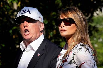 Donald Trump y su esposa Melania, el domingo en los jardines de la Casa Blanca