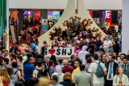 Los visitantes recorren el pabellón central de Sharjah.