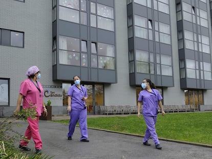 Tres trabajadoras salen el viernes de la residencia de mayores San Cándido, en Santander, una de las más afectadas por la segunda ola del virus en Cantabria.