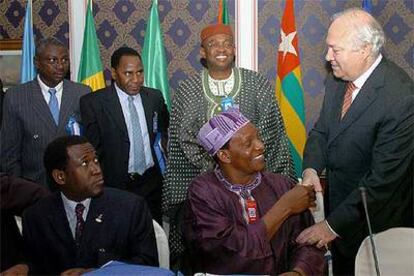 Moratinos saluda a la delegación de Nigeria en la mesa para África Occidental y Central sobre terrorismo.