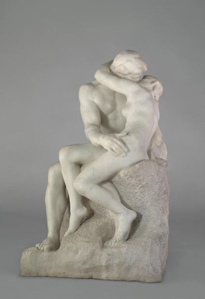 La escultura es una reproducción de 'El Beso' realizada por Henri Greber, el padre del paisajista Jacques Greber,el diseñador de los jardines del museo.