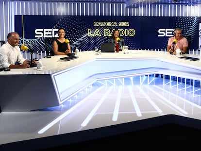 Desde la izquierda, José Antonio Marcos, Pepa Bueno, Àngels Barceló, Carles Francino y Mara Torres, durante la presentación de la nueva temporada de la SER.