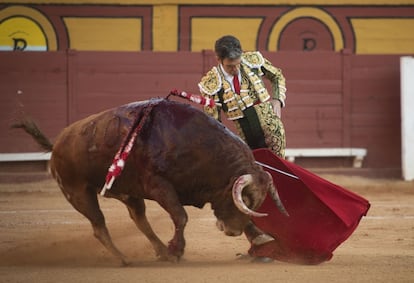 El torero madrileño se adorna con un trincherazo.