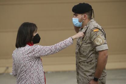 Margarita Robles impone una medalla a un militar español en Senegal. / PEPE DÍAZ (MDE)