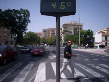 Un term&oacute;metro marca 46 grados este mi&eacute;rcoles en Sevilla. 