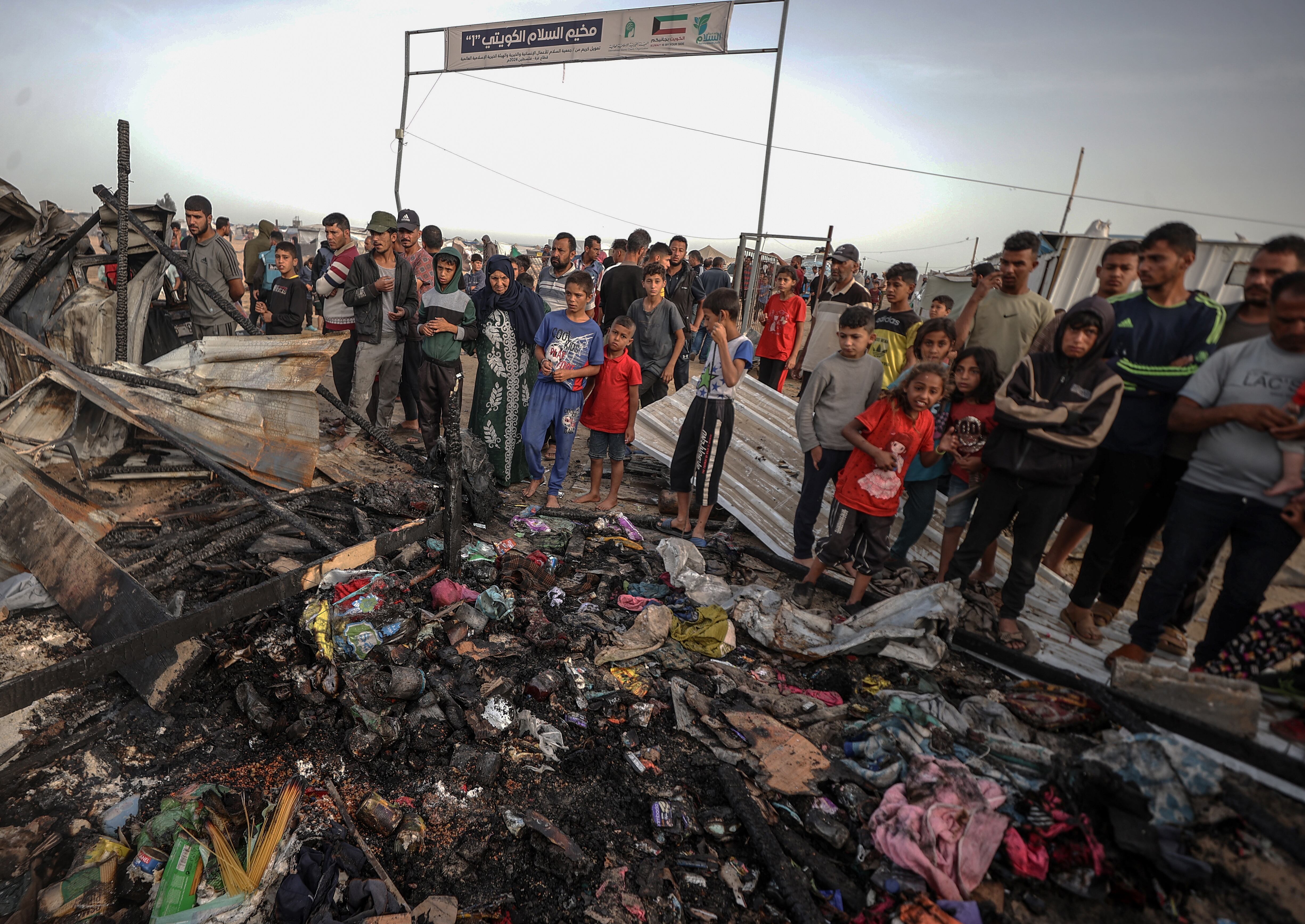 Palestinos observan los daños causados por el ataque israelí, este lunes en el campamento de Tal Al-Sultan, en Rafah.