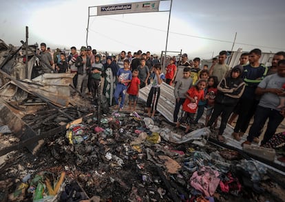 Palestinos observan los daños causados por el ataque israelí, este lunes en el campamento de Tal Al-Sultan, en Rafah.