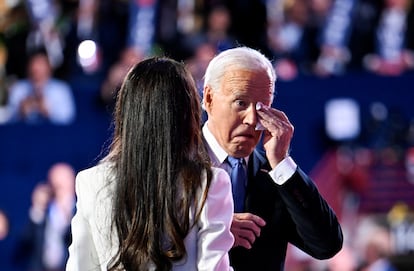 El presidente de Estados Unidos, Joe Biden, se limpia una lágrima de la cara tras ser presentado por su hija Ashley Biden en la Convención Nacional Demócrata.