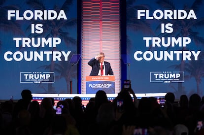 El expresidente de EE.UU. Donald Trump habla durante la Cumbre de la Libertad de Florida en el Gaylord Palms Resort en Kissimmee, Florida, EE.UU., 04 de noviembre de 2023