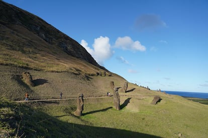 La humanidad puebla la Isla de Pascua. Durante la Edad Media europea (siglos V al XV) se fueron poblando Hawái y demás islas de la Polinesia, en el Pacífico. La Isla de Pascua, con forma de triángulo rectángulo, volcanes, costa escarpada e imponentes moáis, fue el último territorio del planeta en ser colonizado. Pertenece a Chile desde el siglo XIX. “Ya solo queda deshabitada la Antártida”, apunta Arsuaga.