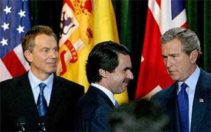 Tony Blair, José María Aznar y George W. Bush, en la cumbre de las Azores, el 16 de marzo de 2003.