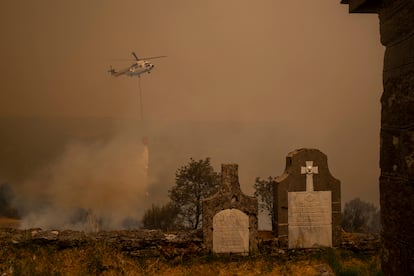 Un helicóptero lanza agua al incendio de Chandrexa de Queixa, Ourense, este martes durante los trabajos de extinción.
