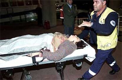 Los servicios sanitarios evacuan a una de las heridas en el accidente del <b></b><i>jet foil</i> ocurrido en Las Palmas.