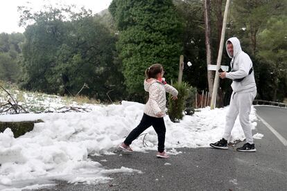 Un padre juega con su hija en la nieve en la serra de Tramuntana, este lunes en Mallorca.