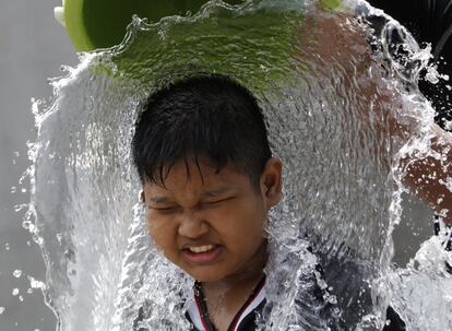 Un niño participa en el festival del agua de Songkran, en Bangkok, Tailandia, donde celebran con esta tradición la llegada del Año Nuevo.