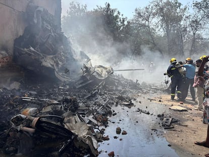 Los bomberos trabajan entre los restos del fuselaje del avión Air India que se ha estrellado poco después de despegar del aeropuerto de Ahmedabad en el estado de Gujarat, India, este jueves.