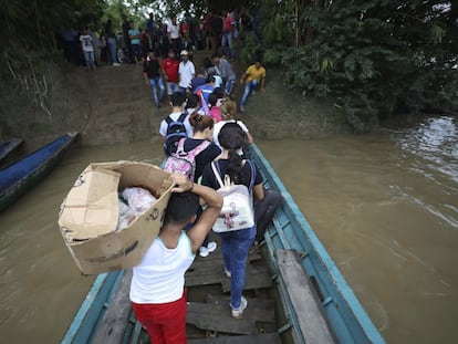 Venezolanos que huyen a Colombia por choques armados bajan de un bote en el río Arauca, el pasado 26 de marzo.