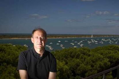 El consejero de Medio Ambiente, José Juan Díaz Trillo, el viernes en la playa de El Portil, en la costa de Huelva.