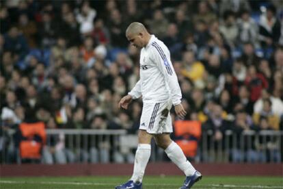 Ronaldo abandona cabizbajo el Berbabéu en el partido de ida frente al Arsenal.