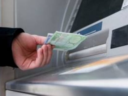 Un hombre saca euros de un cajero automático. EFE/Archivo