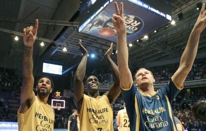 Los jugadores Dj Seeley, Savan&eacute; y Newley celebran la victoria.