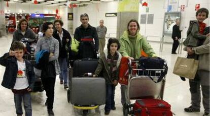 Jaime Anabitarte (centro), uno de los afectados por los retrasos de Easyjet, ayer en Barajas, con familiares.