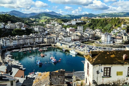 Located 90 kilometers from Gijón, this fishing town is famous for the panoramic views from its cemetery, its stately homes, and the Mesa de Mareantes monument. More information: turismoluarca.com