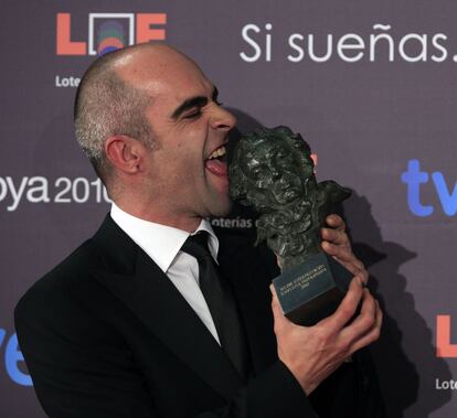 El actor Luis Tosar posa con su galardón a mejor actor protagonista en 2010 por su papel de Malamadre en 'Celda 211'.