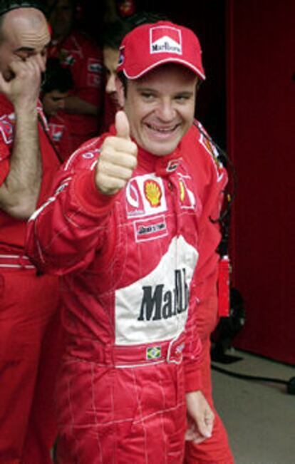 El brasileño Rubens Barrichello celebra su primer puesto en salida del GP de Australia. Abajo, a bordo de su Ferrari durante los entrenamientos.