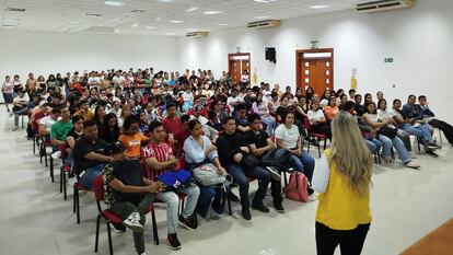 Una funcionaria habla sobre el programa Renta Joven a estudiantes universitarios en el Cesar (Colombia), el 19 de abril.