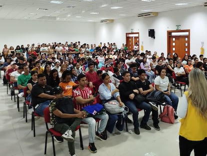 Una funcionaria habla sobre el programa Renta Joven a estudiantes universitarios en el Cesar (Colombia), el 19 de abril.