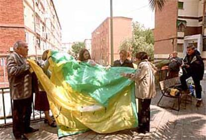 Vecinos acampados en la calle de Rocafort secaban ayer sus tiendas tras ser desalojados por la policía.