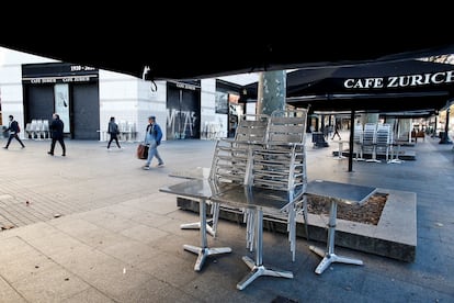 Vista del emblemático Café Zurich, en Barcelona, cerrado.