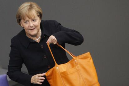 Angela Merkel, el pasado miércoles en el Parlamento alemán, con su ya famoso bolso naranja.
