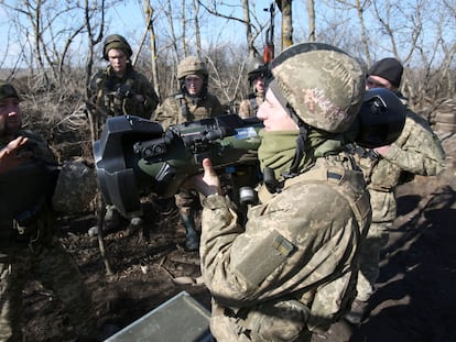 Soldados ucranios, este lunes, en la región de Donetsk.