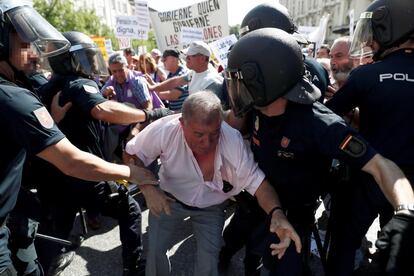 Policías antidisturbios tratan de impedir el paso de un manifestante hasta la Cámara baja. Los manifestantes, cerca de un centenar, llevaban carteles para pedir que se blinden las subidas de las pensiones y que estén vinculadas al IPC. "Gobierne quien gobierne, las pensiones se defienden", rezaba la pancarta más grande.