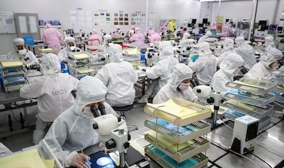 Trabajadores de una fábrica de chips en China, el pasado junio.