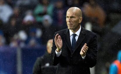 Zinedine Zidane aplaude durante el partido.